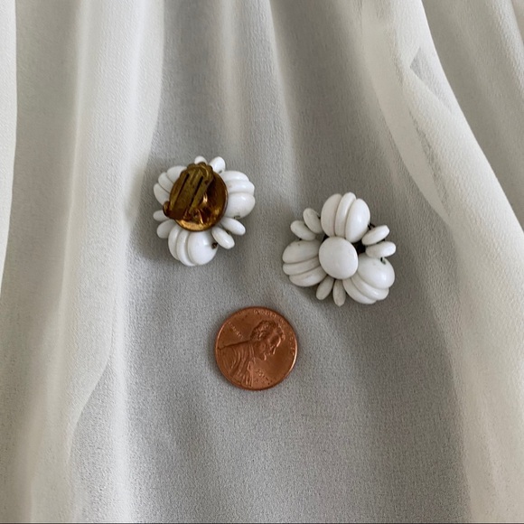 Vintage White Beads Chunky Textured Clip Earrings - Picture 5 of 5